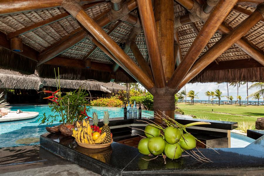 Bar da piscina com frutas tropicais e vista para o mar
