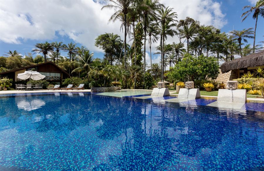 Piscina da Villa Taipú com esculturas e cascata